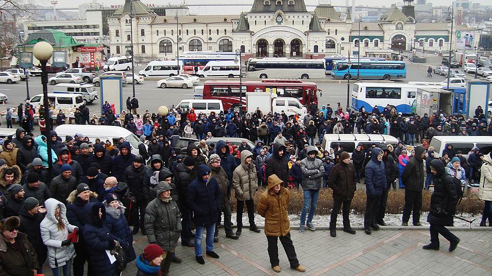 По данным полиции, в акции приняли участие до 350 человек, по оценкам депутатов, — до 1,5 тыс.