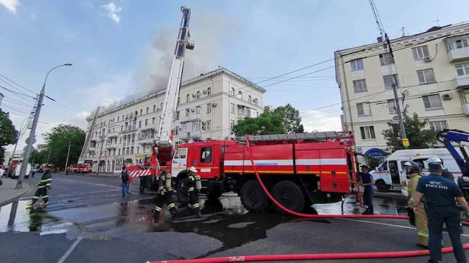 После пожара, повредившего кровлю, дом на ул. Мира пострадал от дождя