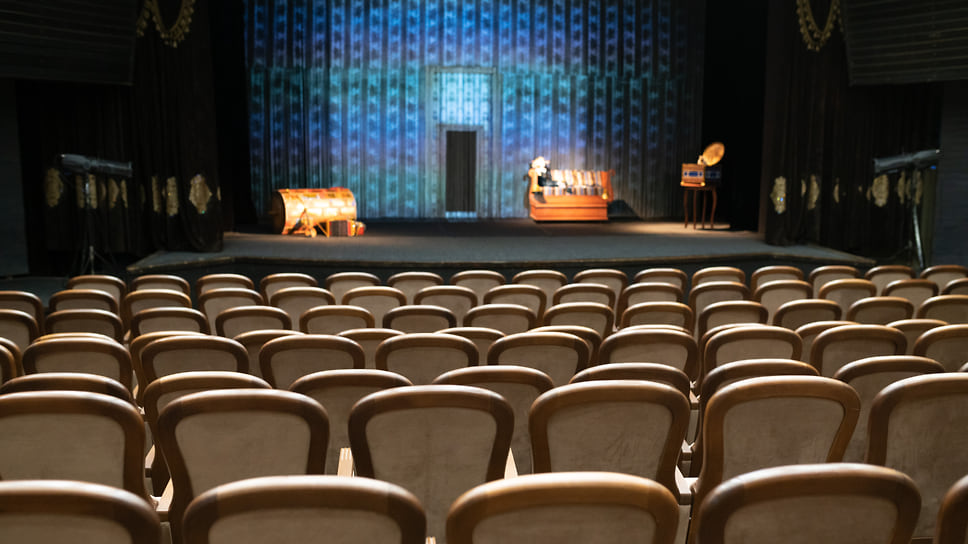 Секционная мебель используется как в театрах, так и в кинотеатрах, конференц-залах, учебных аудиториях и так далее