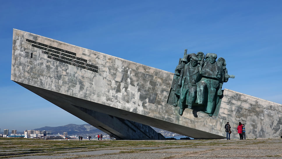 Мемориал «Малая Земля» посвящен героической высадке морского десанта майора Ц. Л. Куникова в феврале 1943 года