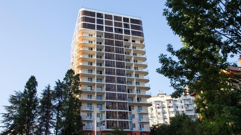 ЖК «Параллель» ввели в эксплуатацию в 2014 году, но мэрия Сочи обратилась в суд по поводу положенных ей квартир только в 2021-м