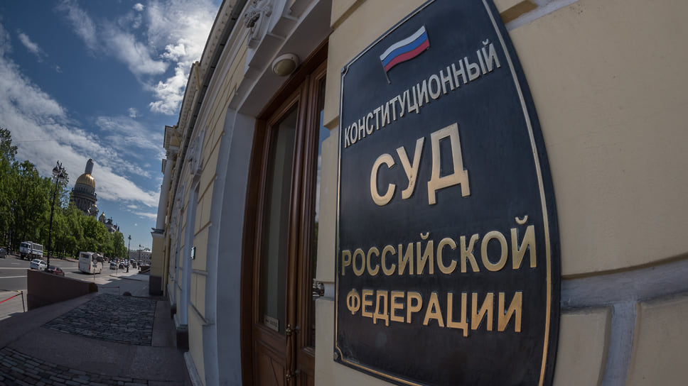 Конституционный суд указал, что необходимо решать воп­рос об адекватности запретов на въезд в РФ для конкретного иностранного гражданина в его конкретных обстоятельствах
