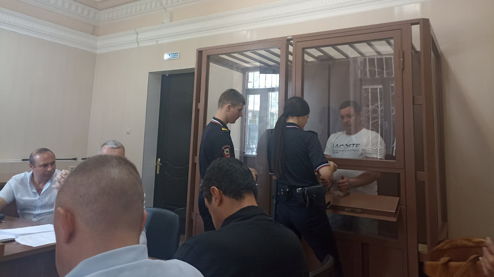 Виктора Ларина, уже полгода находящегося в СИЗО, доставляют на заседание суда в наручниках