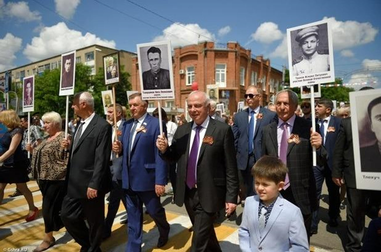 Экс-глава Адыгеи Аслан Тхакушинов с портретом своего отца на акции «Бессмертный полк» в 2016 году