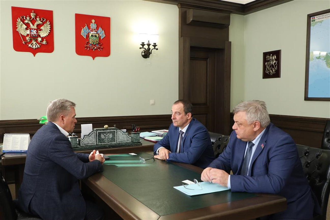 Гендиректор компании «Рустарк» Роман Козырев (слева), председатель ЗСК Юрий Бурлачко,  председатель комитета по вопросам промышленности Владимир Лыбанев 