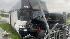 В Сириусе пассажирский автобус врезался во внедорожник