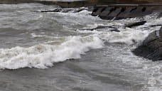 Во время шторма в Новороссийске девушку унесло в море