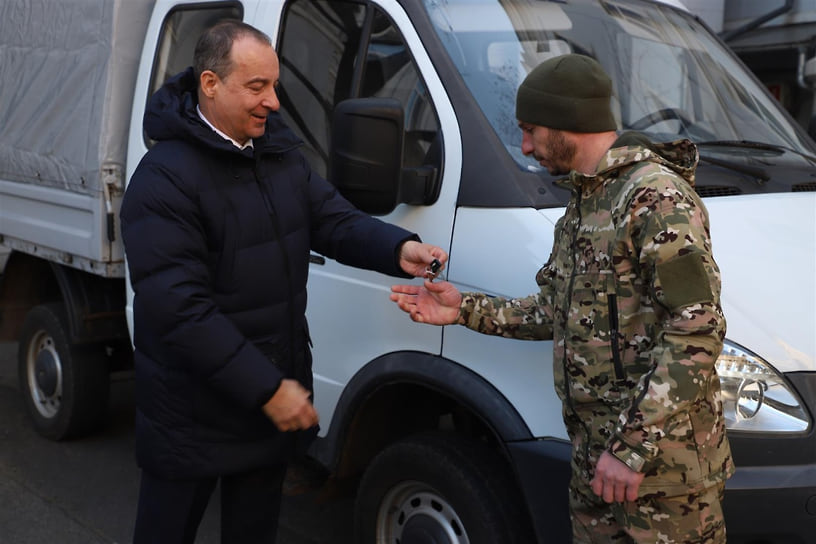 Спикер ЗСК передает российскому военнослужащему ключи от нового автомобиля для выполнения боевых задач