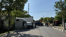 В Новороссийске фура с картофелем въехала в жилой дом