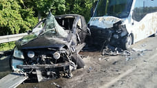 Под Новороссийском легковой автомобиль столкнулся с пассажирским автобусом