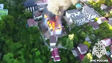 Крыша четырехэтажного дома полностью выгорела при пожаре в Сочи