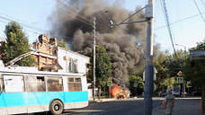В Краснодаре после столкновения с троллейбусом загорелся автомобиль