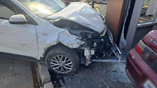 В Славянске-на-Кубани два автомобиля врезались в витрину магазина