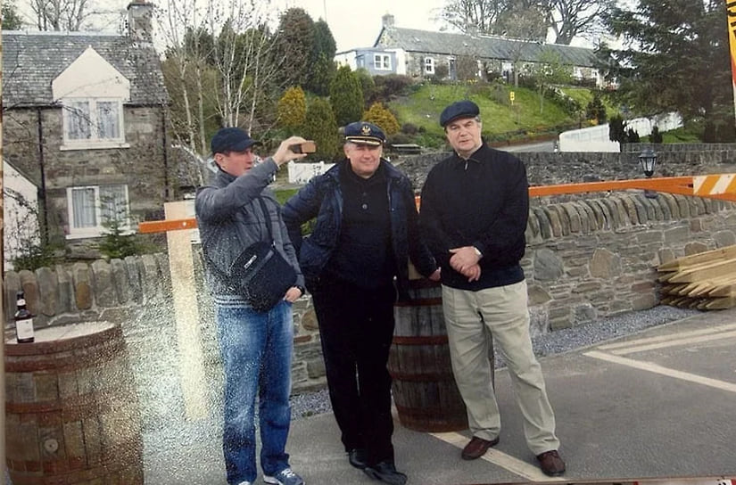 Фото сделано после 2010 года, когда господин Момотов стал судьей Верховного суда