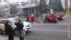 В Краснодаре прошел предновогодний мотопарад Дедов Морозов и Снегурочек