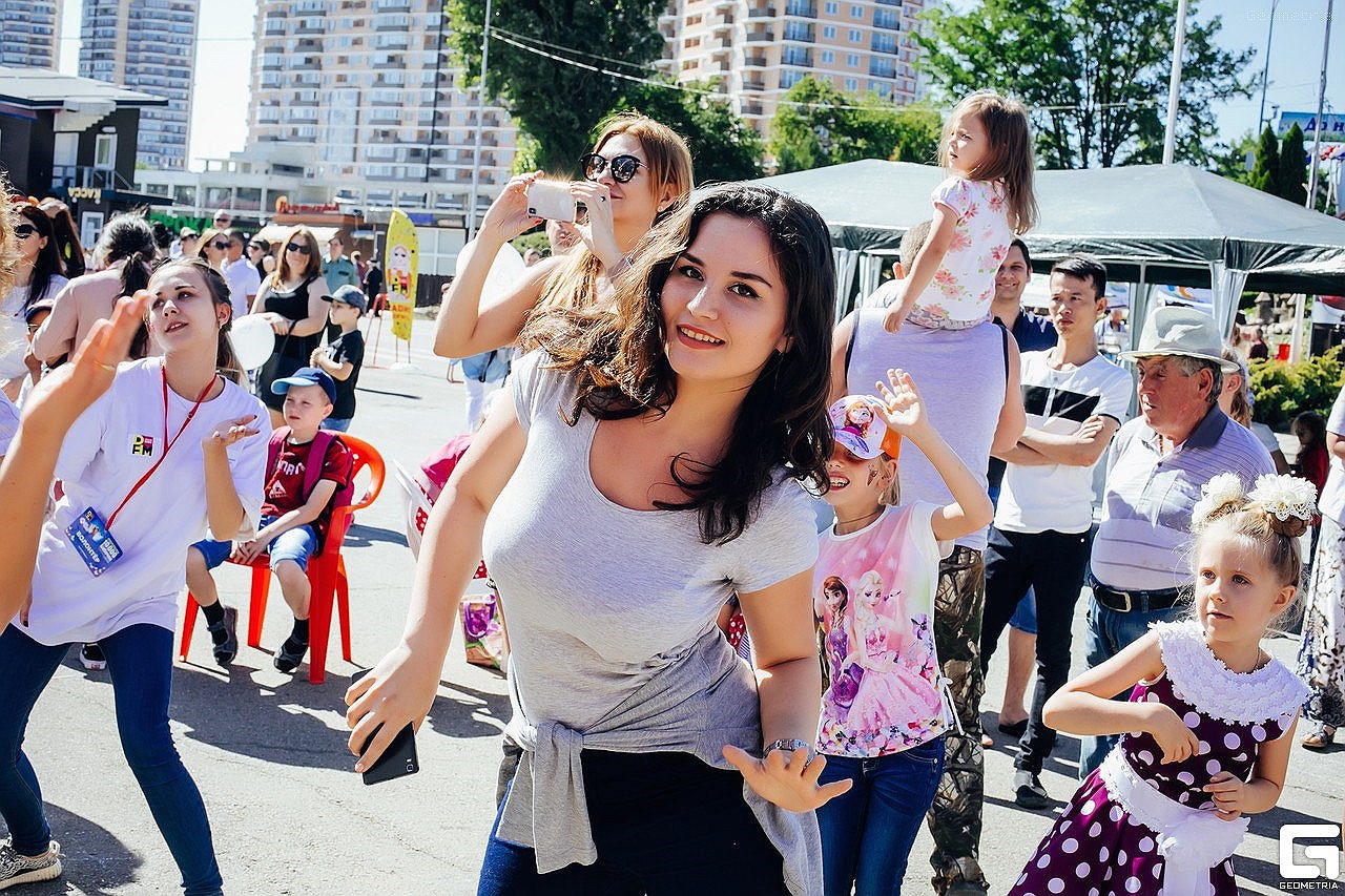 На &quot;Солнечном острове&quot; в этот день номера творческих коллективов проходили в режиме &quot;нон-стоп&quot; в течение шести часов. 