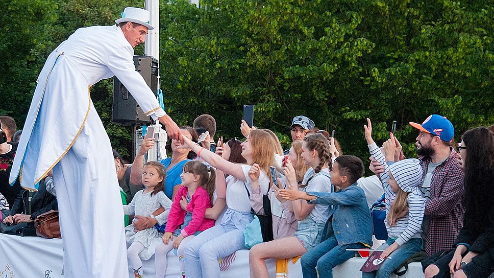 За карнавалом наблюдали тысячи жителей и гостей Сочи