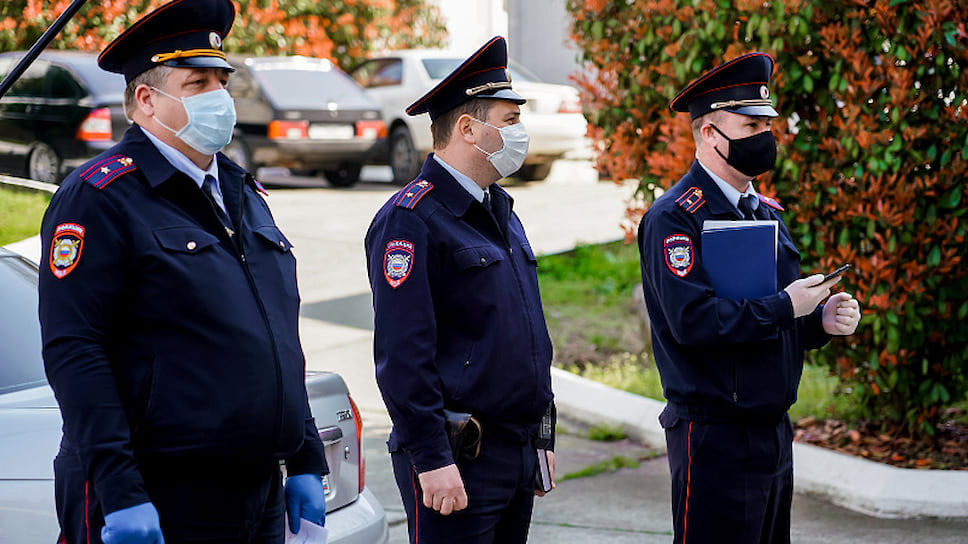 В Сочи также закрыты для посещения все общественные места, улицы патрулируют сотрудники правопорядка, пресекая нарушения карантинного режима. 