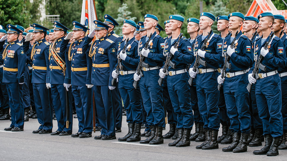 В 10:00 по центральной улице Новороссийска маршем прошли парадные расчеты Воздушно-десантных войск, Черноморского флота, Кубанского казачьего войска и Федеральной противопожарной службы
