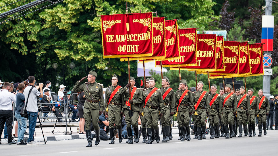 В 10:00 по центральной улице Новороссийска маршем прошли парадные расчеты Воздушно-десантных войск, Черноморского флота, Кубанского казачьего войска и Федеральной противопожарной службы
