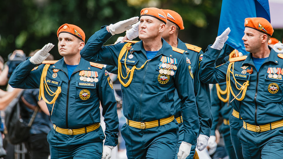 В 10:00 по центральной улице Новороссийска маршем прошли парадные расчеты Воздушно-десантных войск, Черноморского флота, Кубанского казачьего войска и Федеральной противопожарной службы
