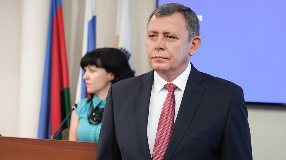 21 сентября мэр Краснодара Евгений Первышов освободил от должности своего первого заместителя Виталия Косенко, а также спортивного вице-мэра Алексея Удовенко, главу городского управления по физической культуре и спорту Анатолия Мирошникова и еще пять чиновников высокого ранга. Свои действия градоначальник объяснил стремлением обновить команду администрации в связи с обновленным составом городской Думы. 