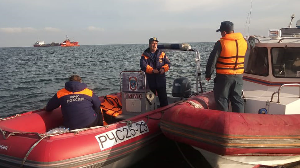 24 октября в акватории Азовского моря произошло возгорание нефтяного танкера «Генерал Ази Асланов». Судно следовало из порта &quot;Кавказ&quot; в порт Ростова-на-Дону. Оно было пустое, но на нем находился экипаж. Спустя несколько дней останки трех, считавшихся пропавших без вести моряков, обнаружили на сгоревшем судне.