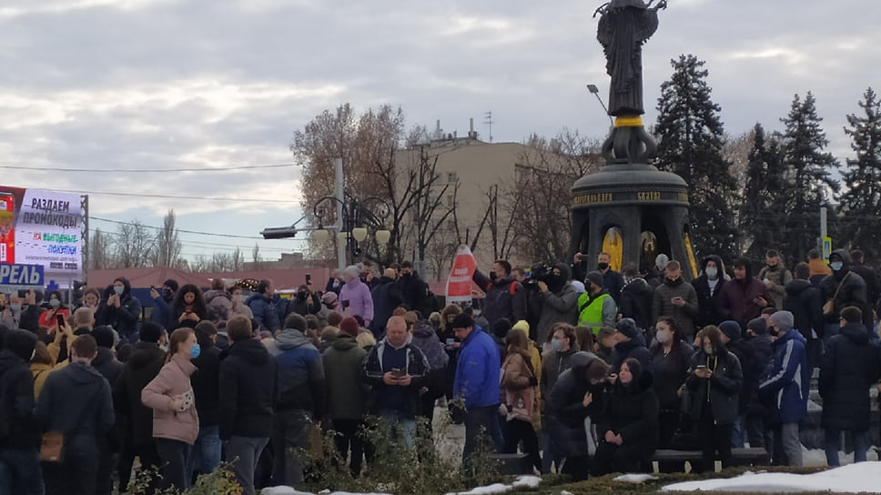 Митингующие вокруг центрального фонтана