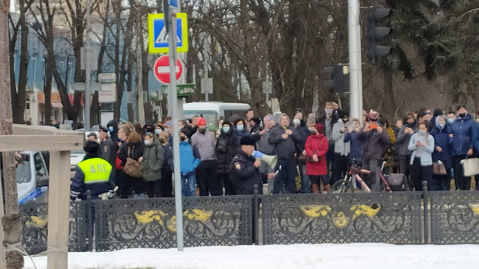 Полицейский призывает митингующих разойтись