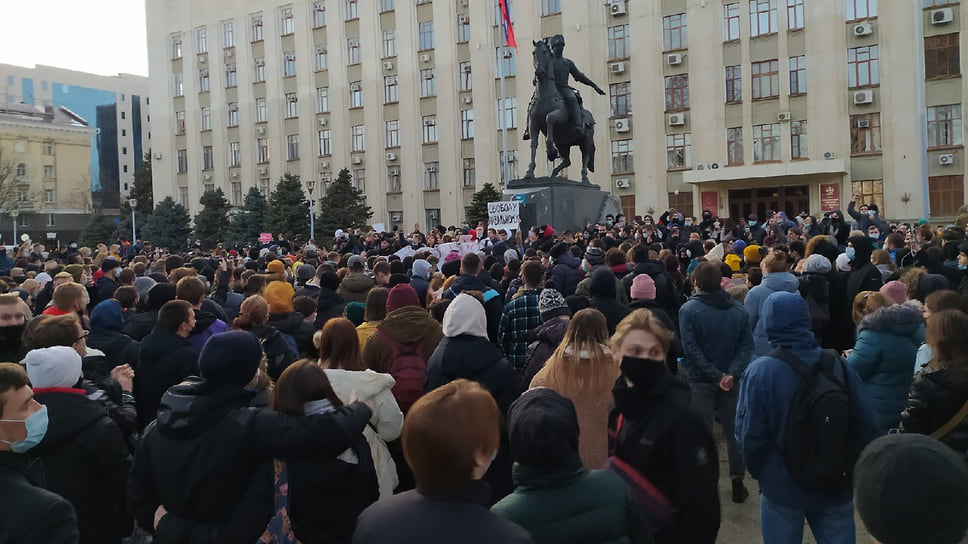 Люди скандируют лозунг &quot;Свободу!&quot;