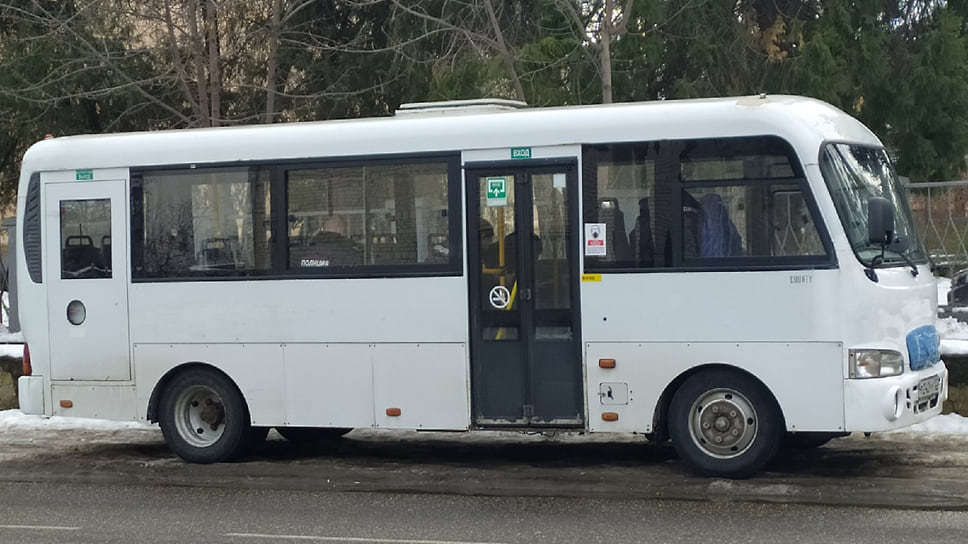 Полицейские в автобусе возле места проведения митинга