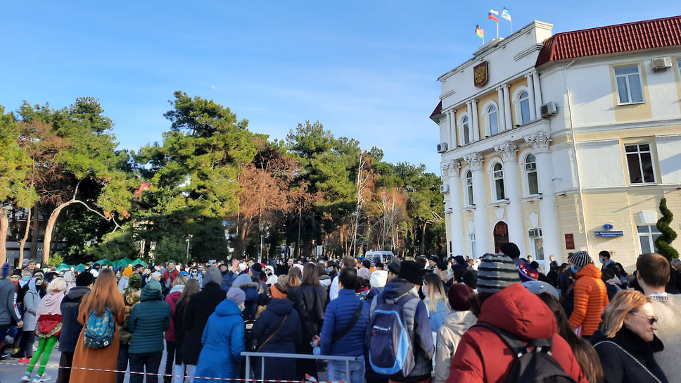 1. Несанкционированная акция протеста в Геленджике собрала порядка 300 участников. Митинг прошел на Центральной площади курорта у здания городской администрации.