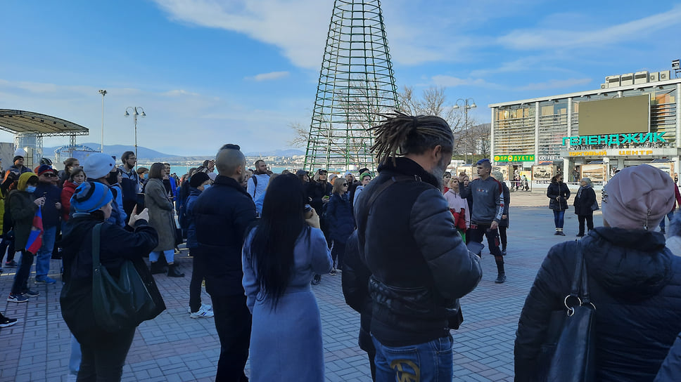 2. Активисты митинга в поддержку Алексея Навального в Геленджике – молодые люди с разноцветными волосами. По мнению жителей, ребята не похожи на местных.