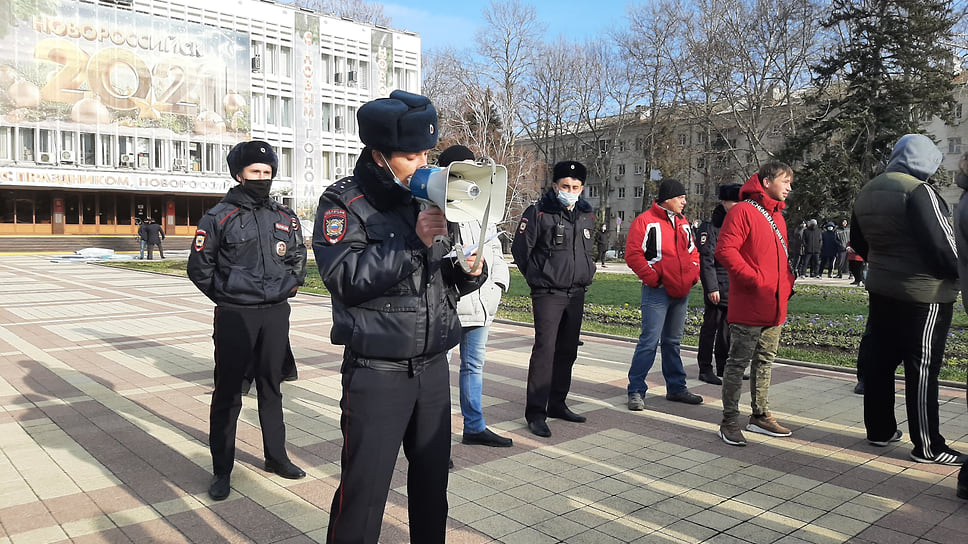 Сотрудники полиции встречали участников акции у здания мэрии, предупреждая в мегафоны о незаконности мероприятия.