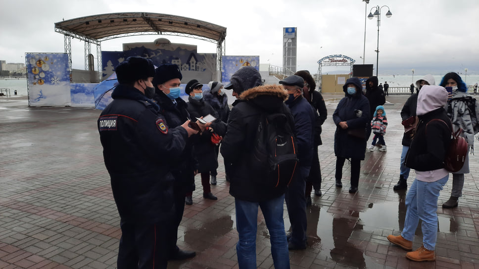 Представители полиции подошли к собравшимся в Геленджике, попытались проверить документы, но получили отказ