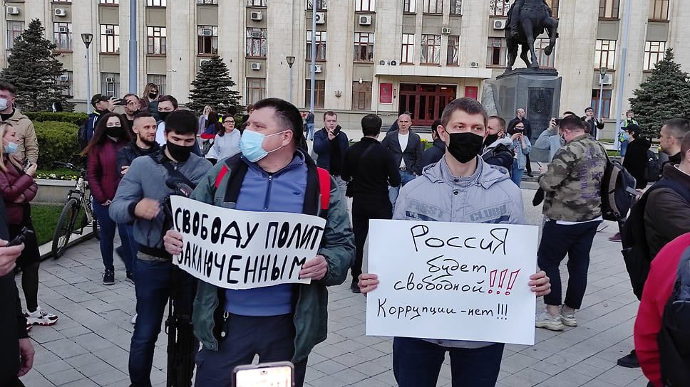 Помимо лозунгов в поддержку Навального протестующие выступали против коррупции и требовали освободить политзаключенных