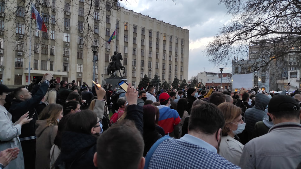 Более активные участники собрались на площади перед зданием администрации Краснодарского края