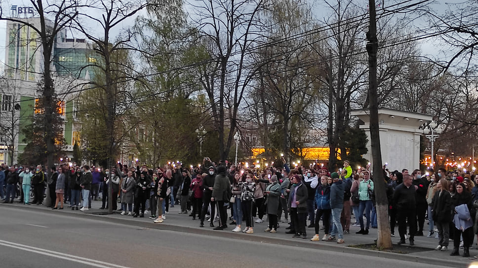 Менее активные протестующие поддерживали акцию со стороны сквера им. Жукова