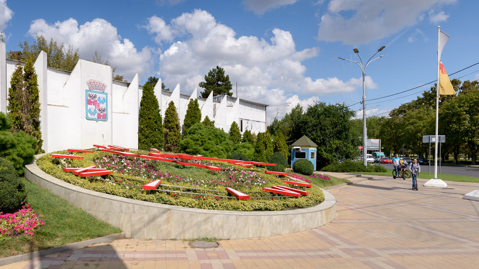 Цветочные часы считаются одной из современных достопримечательностей Краснодара. Композиция на пересечении улиц Красная и Гаврилова появилась в сентябре 2007 года. Диаметр циферблата равен 10,5 м.