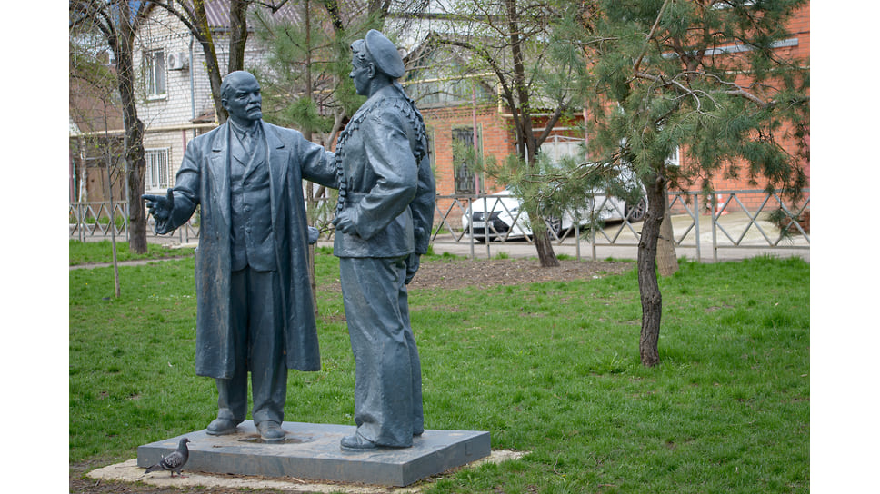 Скульптуру «Ленин говорит с матросом» отреставрировали и в январе 2020 года установили в сквере на углу Суворова и Ленина. Композицию отлили в середине 50-х гг. на заводе в Мытищах, раньше она стояла на территории МЖК.
