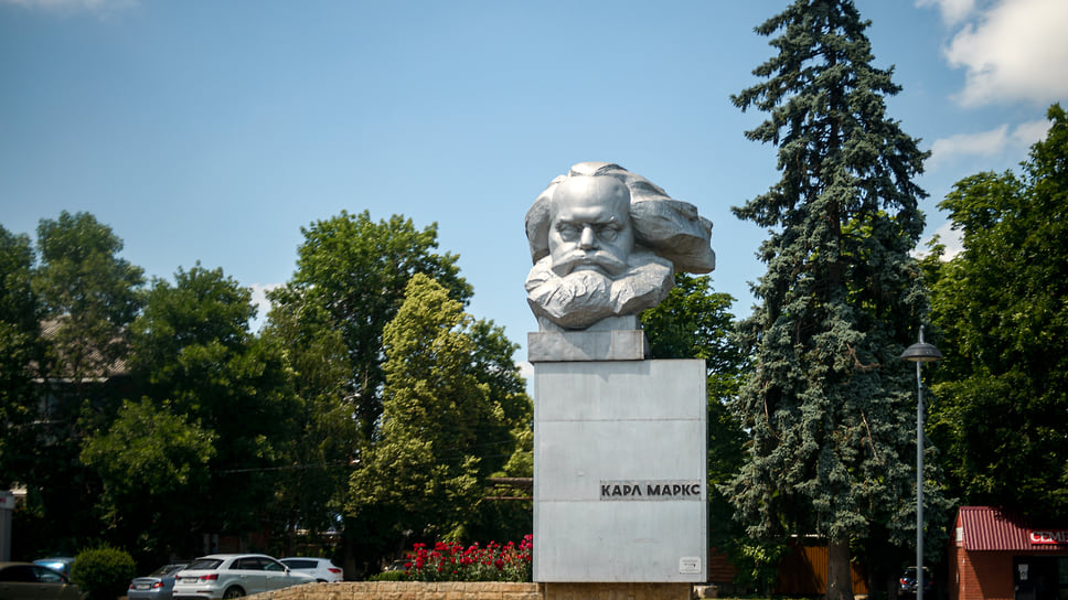 В Краснодаре есть два памятника Карлу Марксу. Один из них находится на Ейском шоссе в районе поселка Берёзового возле Витаминкомбината. Монумент был установлен в 1966 году. Есть версия, что бюст по ошибке прибыл в Краснодар вместо Красноярска.
