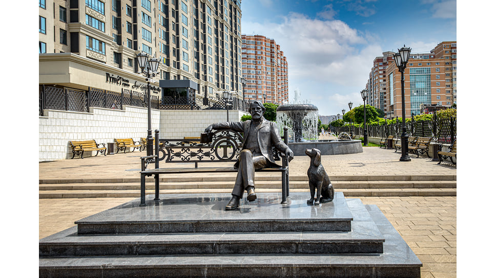 Памятник Ивану Тургеневу и его любимой собаке Бубульке. Скульптурная композиция появилась на аллее жилого комплекса «Тургенев» в ноябре 2018 года. Автор памятника - скульптор Мигран Арутюнян.
