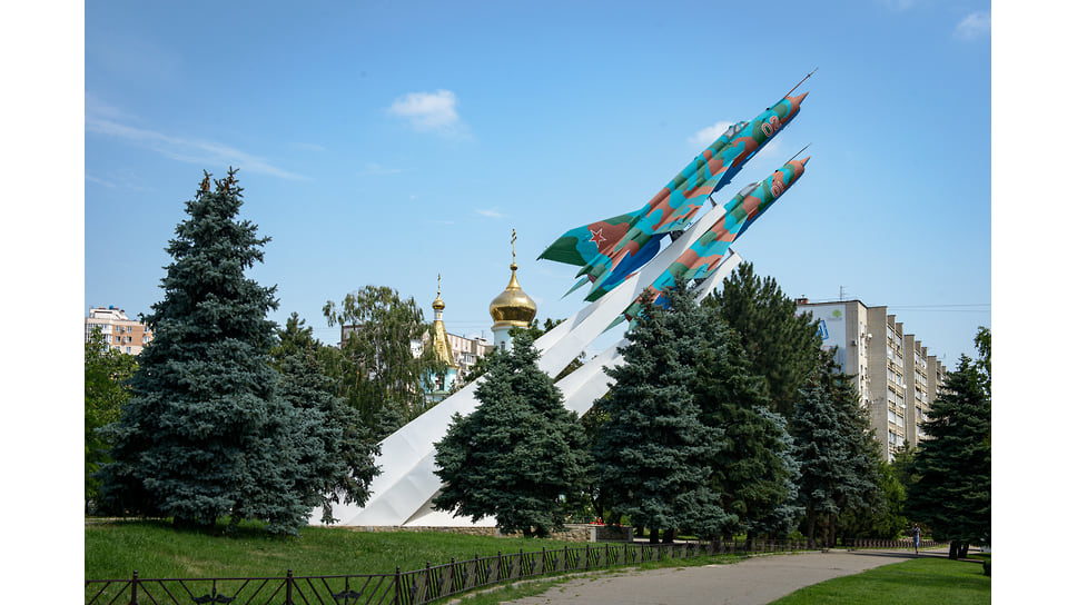 Памятник «Подвиг отцов – крылья сыновей» (чаще его называют «Два самолета») открыт 8 мая 1985 г. и находится на пересечении улиц Тургенева и Яна Полуяна. 
