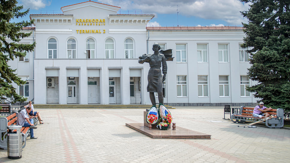 Памятник командиру 46-го гвардейского Таманского женского авиаполка Евдокии Бершанской установлен на площади у аэропорта в 1988 году. Автором стал известный на Кубани скульптор Александр Аполлонов.
