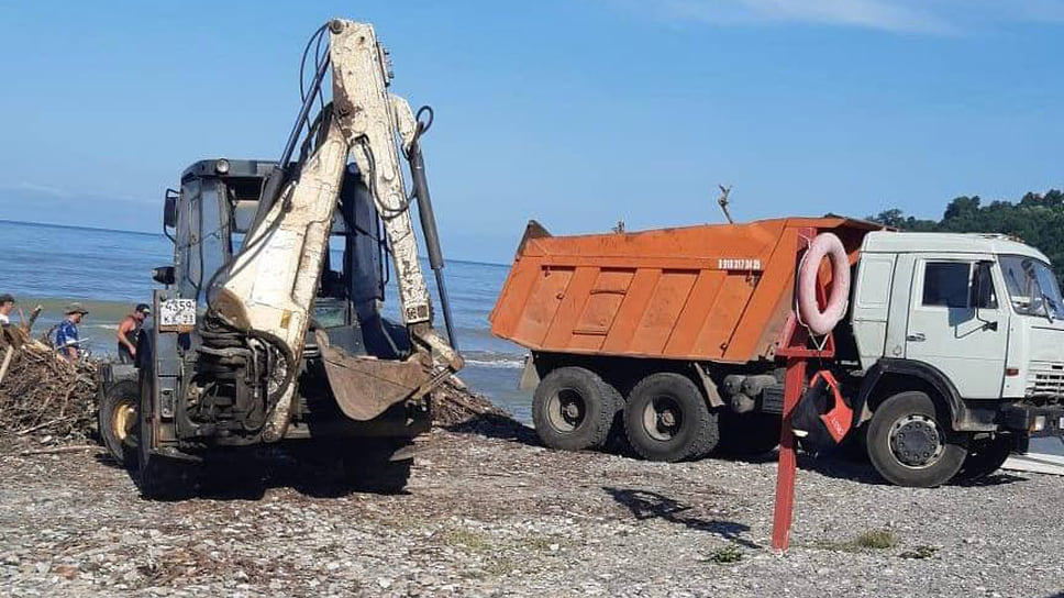 Завершается вывоз мусора на нескольких наиболее пострадавших пляжных территориях, которые расположены рядом с реками