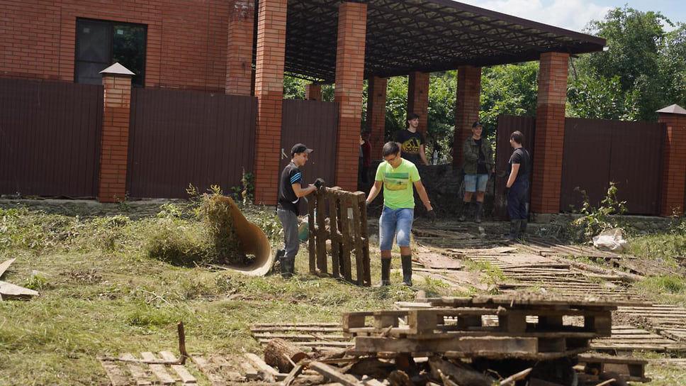 Станица Пятигорская,  8 июля. Волонтеры помогают пострадавшим расчищать подтопленные территории и дома, помогают с заявками на необходимые продукты и бытовые вещи