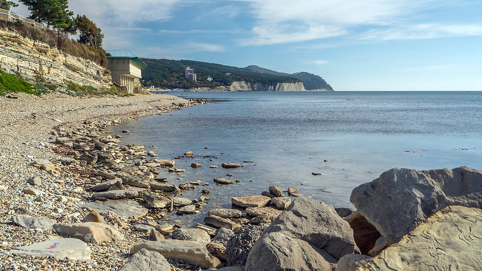 Берег Черного моря в пос. Дивноморское, Геленджик. Ноябрь 2018 года