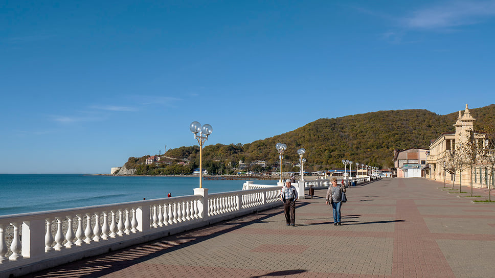 Набережная в пос. Архипо-Осиповка. Берег Черного моря. Ноябрь 2018 года