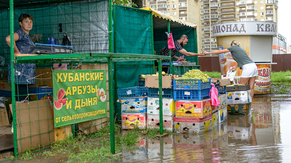 У торговых палаток. Август 2021 года