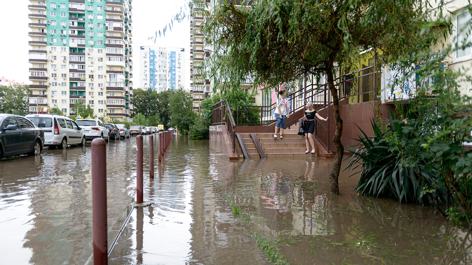 Высокий уровень воды у подъезда жилого дома. Август 2021 года